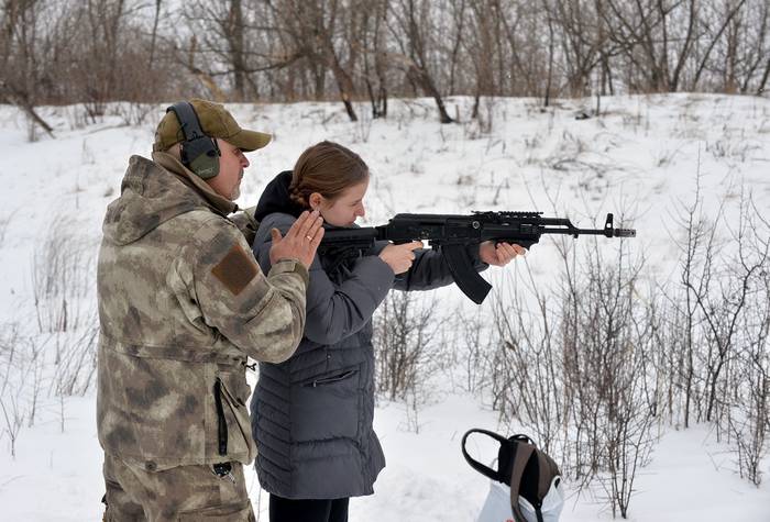 Un instructor enseña a los civiles a disparar con rifles AK-47 durante un entrenamiento de tiro, este domingo, en las afueras de la ciudad de Kharkiv, Ucrania. · Foto: Sergey Bobok, AFP
