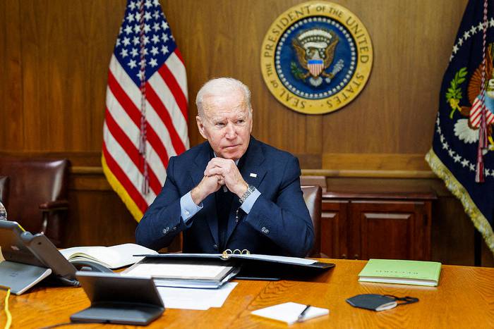 Joe Biden, durante el contacto telefónico con Vladimir Putin, el 12 de febrero en Washington. · Foto: Comunicación de la Casa Blanca
