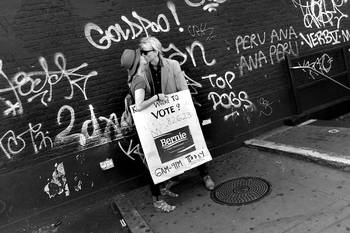 Partidarios de Bernie Sanders, en las afueras de una estación de metro de Brooklyn. Foto: Kena Bentancur, Afp Partidarios de Bernie Sanders, en las afueras de una estación de metro de Brooklyn. Foto: Kena Bentancur, Afp