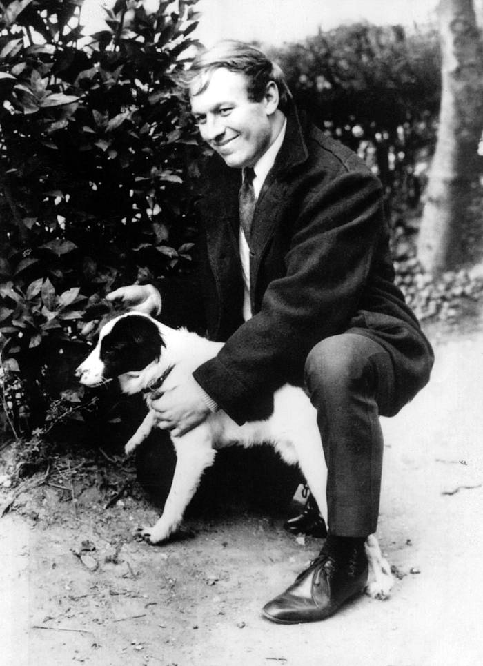 David Corbett y Pickles, en el lugar donde el perro encontró la copa Jules Rimet, el 28 de marzo de 1966, en un jardín de los suburbios de Londres. Foto: s/d de autor, AFP