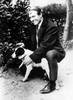 David Corbett y Pickles, en el lugar donde el perro encontró la copa Jules Rimet, el 28 de marzo de 1966, en un jardín de los suburbios de Londres. Foto: s/d de autor, AFP David Corbett y Pickles, en el lugar donde el perro encontró la copa Jules Rimet, el 28 de marzo de 1966, en un jardín de los suburbios de Londres. Foto: s/d de autor, AFP