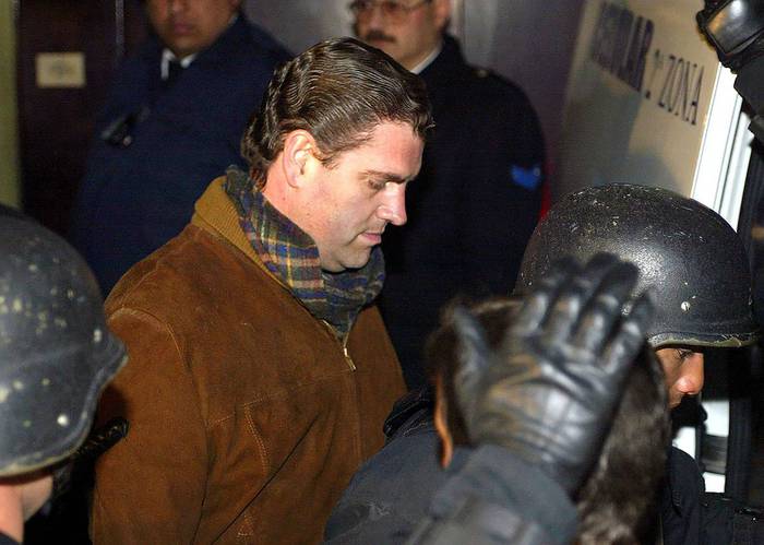 José Peirano sale del juzgado el 8 de agosto de 2002, en Montevideo. · Foto: Miguel Rojo, AFP