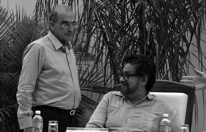 Humberto de la Calle, jefe de la delegación del gobierno de Colombia para las conversaciones de paz con la guerrilla izquierdista de las FARC, y el líder de la delegación de las FARC, Iván Márquez, durante una conferencia de prensa en el Palacio de Convenciones de La Habana, el 5 de agosto de 2016. Foto: Yamil Lage, AFP.