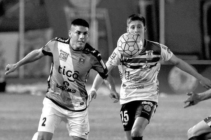 Miguel Hurtado de Blooming de Bolivia y Facundo Waller de Plaza Colonia, en Santa Cruz. / Foto: Aizar Raldes, AFP
