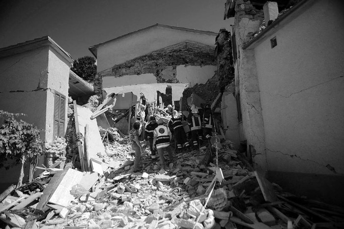 Bomberos y rescatistas buscar a una casa destruida en Accumoli. / Foto: Marco Zeppetella, AFP.
