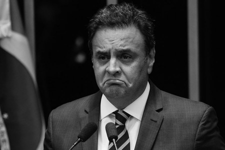Aecio Neves senador brasileño, habla durante el juicio en el Senado contra la presidenta Dilma Rousseff. Foto: Andressa Anholete, AFP. Aecio Neves senador brasileño, habla durante el juicio en el Senado contra la presidenta Dilma Rousseff. Foto: Andressa Anholete, AFP.