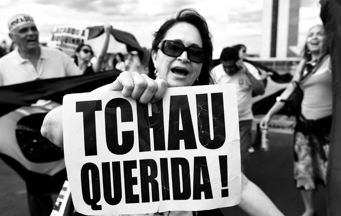 Brasileños festejan después de la distitición de Dilma Rousseff. Foto: Iano Andrade, AFP.