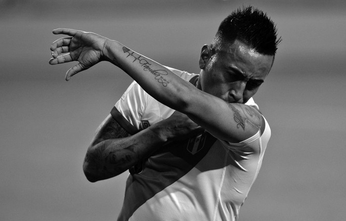Christian Cueva de Perú festeja después de anotar contra Ecuador, ayer en Lima. Foto: Ernesto Benavides, AFP.