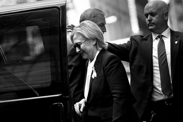 Hillary Clinton deja edificio de apartamentos de su hija después de descansar el 11 de septiembre. Foto: Brendan Smialowski, AFP