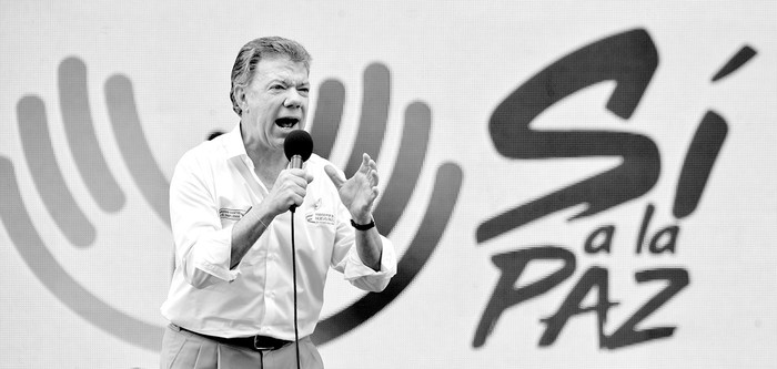 Juan Manuel Santos, habla a la audiencia para informar acerca de las conversaciones de paz entre el gobierno y la guerrilla de las FARC, en Cali, Colombia . Foto: Luis Robayo, AFP (archivo, julio de 2016)