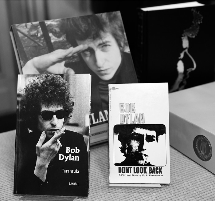 Libros del compositor Bob Dylan, que estaban anuncinado el ganador del Premio Nobel de Literatura 2016, se muestran en la Academia Sueca en Estocolmo. Foto: Jonathan Nackstrand/AFP