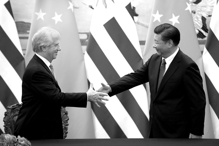 Tabaré Vázquez y Xi Jinping durante una ceremonia en el Gran Palacio del Pueblo en Beijing. Foto: Naohiko Hatta / POOL / AFP