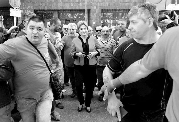 La ex presidenta de Brasil, Dilma Rousseff, junto a dirigentes del PIT-CNT, esta mañana. Foto: Pablo Porciuncula / AFP
