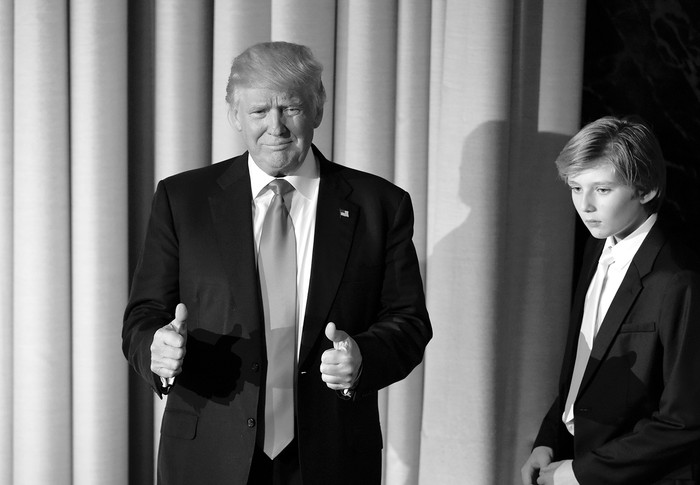 El presidente electo de Estados Unidos, Donald Trump, llega con su hijo Baron al New York Hilton Midtown en Nueva York. Foto: Saul Loeb / AFP