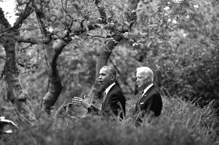 Barack Obama junto al vicepresidente Joe Biden brindan declaraciones en la Casa Blanca. / Foto: Nicholas Kamm, AFP