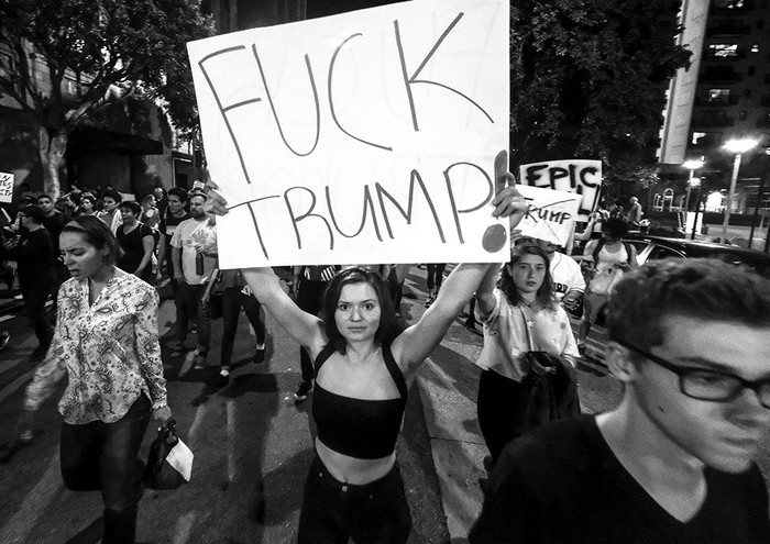 Protestas un día después de la victoria del presidente electo Donald Trump, en un mitin frente al Ayuntamiento de Los Ángeles en Los Ángeles, California. Foto: Ringo Chiu / AFP