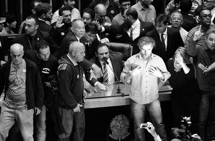 Manifestantes que piden una intervención militar irrumpieron en la sesión de la Cámara de Diputados de Brasil. / Foto: Lúcio Bernardo Jr., Agência Câmara, AFP Photo