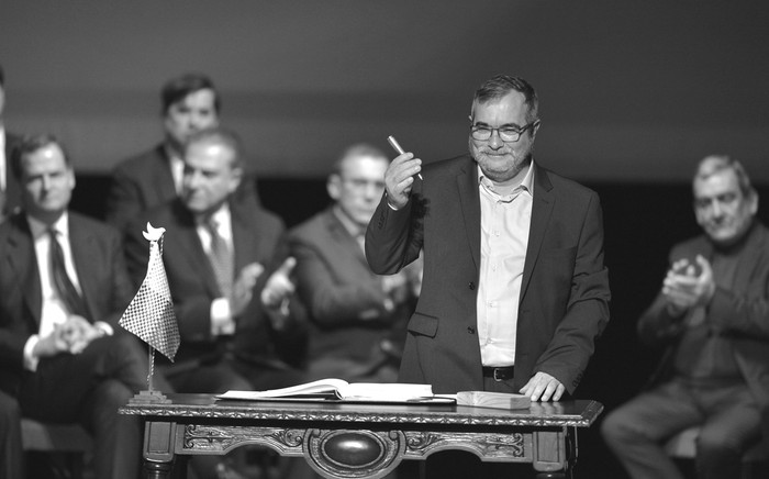 El jefe de la guerrilla de las FARC Timoleón Jiménez, también conocido como Timochenko, se dispone a firmar acuerdo de paz entre el Gobierno colombiano y las Fuerzas Armadas Revolucionarias de Colombia (FARC), en el Teatro Colón de Bogotá, Colombia./ Foto: Luis Robayo, AFP