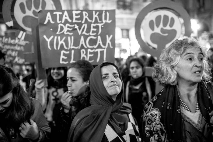 Marcha por los derechos de las mujeres en la avenida Istiklal de Estambul, el 22 de noviembre. / FOTO: OZAN KOSE, AFP