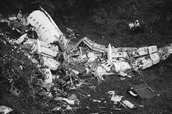 Los restos del avión charter de LAMIA que se estrelló en las montañas de Cerro Gordo, municipio de La Unión, Colombia. Foto: Raúl Arboleda / AFP