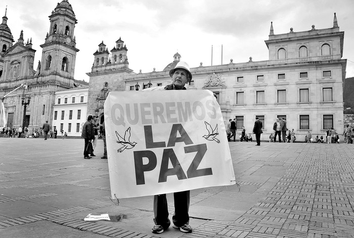 Un hombre durante una manifestación para exigir el respaldo inmediato del nuevo acuerdo de paz entre el gobierno colombiano y la guerrilla de las FARC fuera del Senado colombiano en Bogotá, ayer. Foto: Guillermo Legaria / AFP