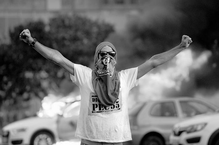 Protesta de estudiantes frente al Congreso en Brasilia contra el proyecto de ley que congela el gasto del gobierno por 20 años, ayer. Foto: Andressa Anholete / AFP