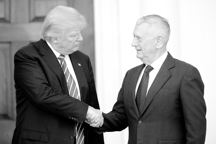 El presidente electo de Estados Unidos, Donald Trump, y el general James Mattis, retirado del Cuerpo de Marines de Estados Unidos, después de su reunión en el club de golf Trump International, en Bedminster, Nueva Jersey. Foto: Drew Angerer / GETTY IMAGES AMÉRICA DEL NORTE / AFP (archivo, noviembre de 2016)