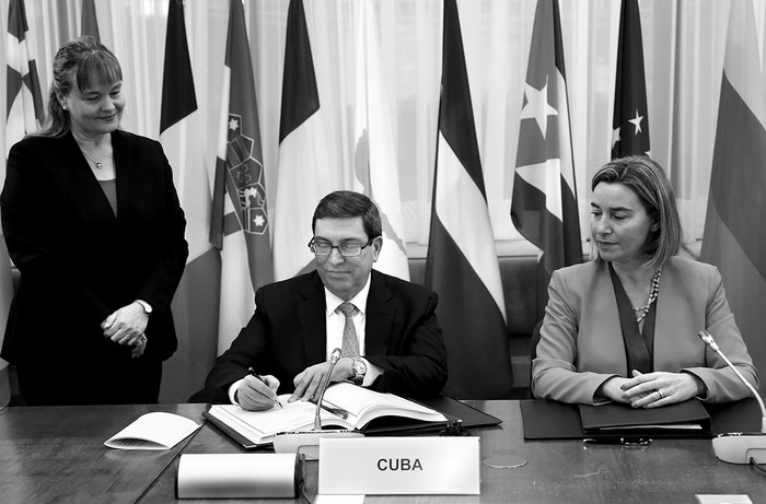Bruno Rodríguez Parrilla, Ministro de Relaciones Exteriores de Cuba y Federica Mogherini, Alta Representante de la UE para Asuntos Exteriores, firmaron un Acuerdo de Diálogo Político y de Cooperación UE-Cuba en Bruselas. Foto: Francois Lenoir / PISCINA / AFP