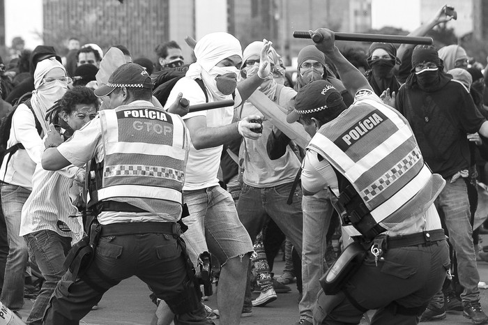 Enfrentamiento entre policías y manifestantes frente al Congreso Nacional, en Brasilia. / foto: andressa anholete, afp