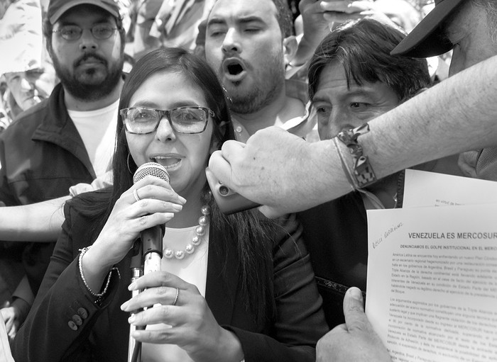 Delcy Rodríguez, ministra de Relaciones Exteriores de Venezuela, habla con sus partidarios fuera del Ministerio de Relaciones Exteriores argentino en Buenos Aires. Foto: Eitan Abramovich / AFP