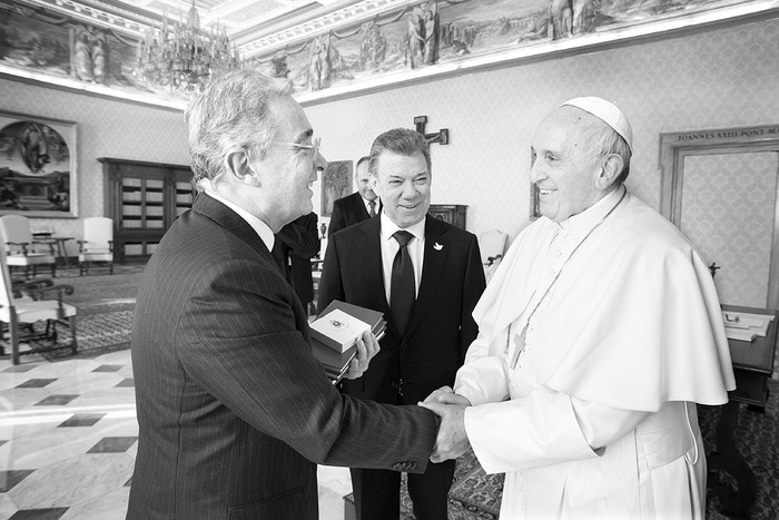 Álvaro Uribe, ex presidente colombiano, Juan Manuel Santos, actual presidente de Colombia y el papa Francisco, reunidos en el "Osservatore Romano", en el Vaticano. Foto: Osservatore Romano / AFP