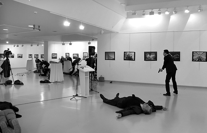 Andrey Karlov, embajador ruso en Ankara, baleado. Foto: 
Yavuz Alatan / Sozcu Daily / AFP