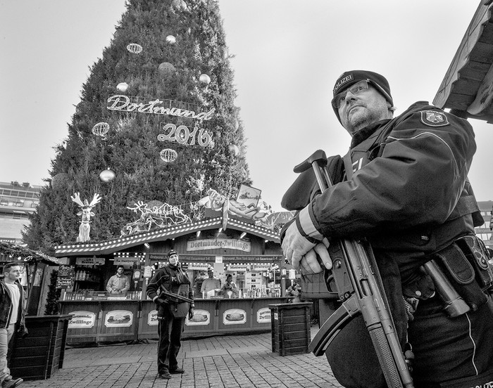Policías patrullando un mercado de Navidad en Dortmund, Alemania, hoy. Foto: Bernd Thissen / dpa / AFP