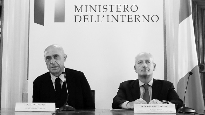 Marco Minniti, ministro de Interior de Italia, y Franco Gabrielli, jefe de policía , dan una conferencia de prensa en Roma después de que el supuesto atacante de camiones berlineses Anis Amri muriera en Milán. Foto: Tziana Fabi / AFP