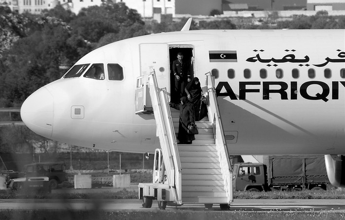 Grupo de rehenes siendo liberados del Afriqiyah Airways A320 en la capital de Malta, La Valeta, después de que fuera secuestrado en Libia. Foto: Matthew Mirabelli / AFP