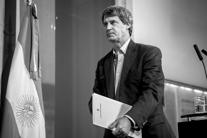 Alfonso Prat-Gay, ministro de Finanzas, después de dar una conferencia de prensa en el Palacio de Gobierno de la Casa Rosada en Buenos Aires. Foto: Eitan Abramovich / AFP (archivo, abril de 2016)