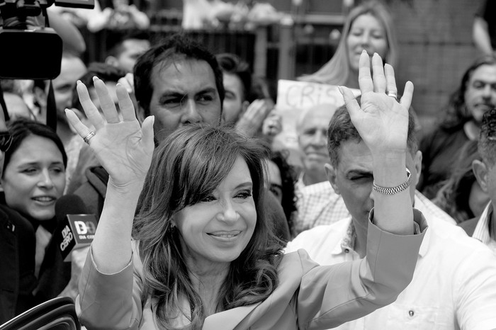 Cristina Kirchner a su llegada a una audiencia judicial por presunto fraude en la concesión de obras públicas durante su mandato en Buenos Aires. Foto: Eitan Abramovich / AFP (archivo, octubre de 2016)