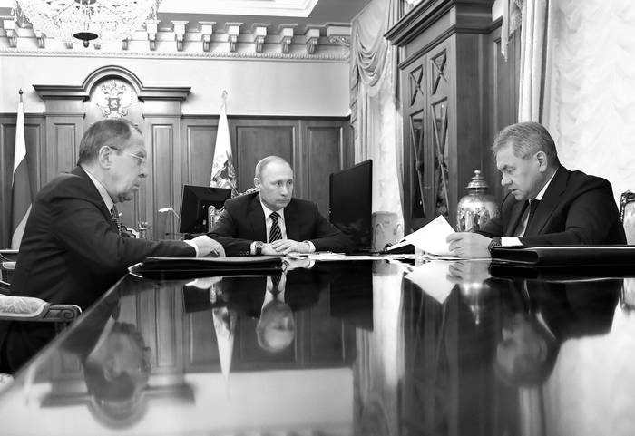 Vladimir Putin junto a Sergei Lavrov, canciller y Sergei Shoigu, ministro de defensa, durante su reunión en el Kremlin en Moscú, hoy. Foto: Michael Klimentyev / Sputnik / AFP