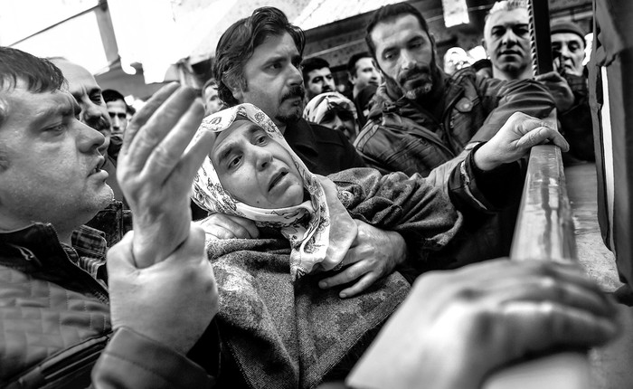 Los familiares de Fatih Cakmak, una de las víctimas del ataque del club nocturno Reina, durante su ceremonia fúnebre, hoy, en Estambul. Foto: Bulent Kilic / AFP