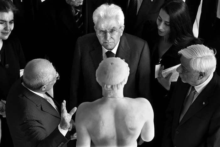 Sergio Mattarella (C), presidente de Italia, durante su visita a la sala de esculturas del Museo de la Acrópolis en Atenas. Foto: Louisa Gouliamaki / AFP
