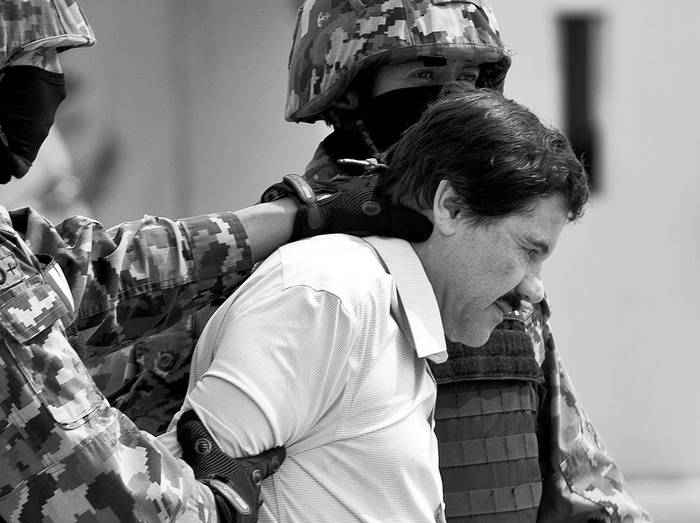 Joaquín Guzmán Loera alias “El Chapo” escoltado agentes de seguridad en la Ciudad de México. Foto: Ronaldo Schemidt, AFP (archivo, febrero de 2014)
