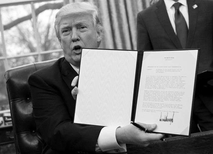 Donald Trump tras firmar el decreto por el que retira a Estados Unidos del Acuerdo Transpacífico, en el salón Oval de la Casa Blanca. / foto: saul loeb, afp