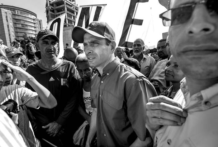 Henrique Capriles (C) participa de una protesta en Caracas el 24 de enero. Foto: Juan Barreto / AFP