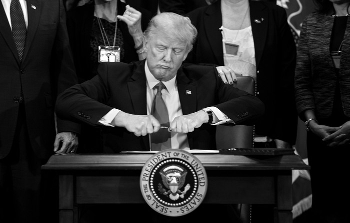 Donald Trump, presidente de Estados Unidos, en la firma del proyecto de la muralla fronteriza de México en el Departamento de Seguridad Nacional en Washington. Foto: Nicholas Kamm / AFP