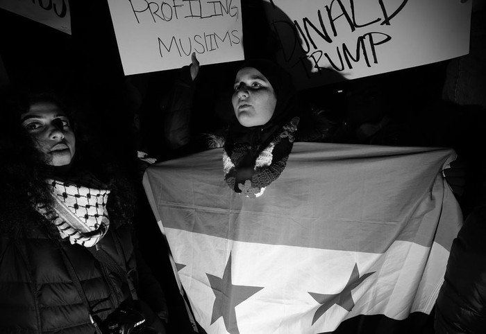 Manifestación contra la prohibición de inmigración de Donald Trump en el Aeropuerto Internacional O'Hare, en Chicago, Illinois. Foto: Joshua Lott, AFP.