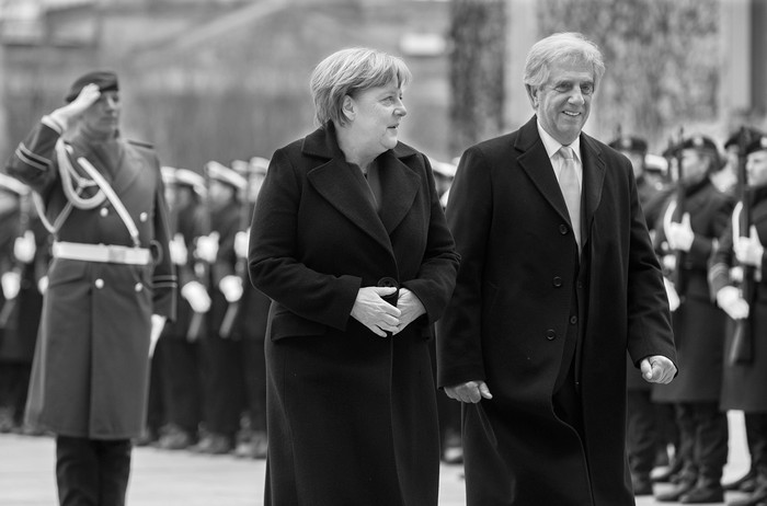 Angela Merkel y Tabaré Vázquez frente a una guardia de honor antes de una reunión en la Cancillería en Berlín. Foto: Odd Andersen / AFP