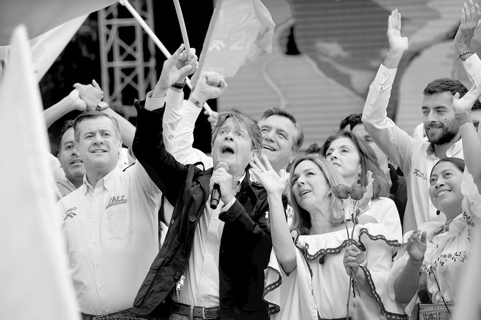 Guillermo Lasso, candidato presidencial por el partido CREO, acompañado de su esposa, habla durante el cierre de su campaña, en Quito, el 15 de febrero. Foto: Rodrigo Buendia / AFP