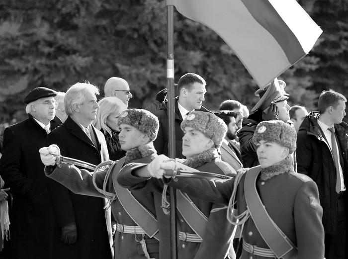 Tabaré Vázquez asistió a una ceremonia de colocación de coronas en la Tumba del Soldado Desconocido en Moscú, hoy. Foto: Yuri Kochetkov / AFP