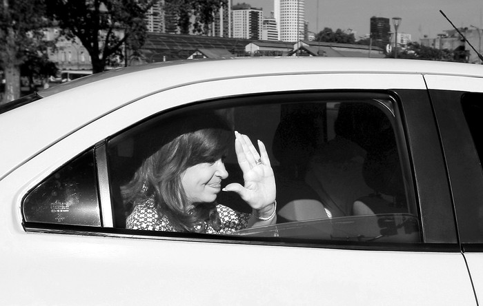Cristina Fernández, ex presidenta argentina, al momento de llegar a la corte Comodoro Py en Buenos Aires. Foto: s/d de autor Télam / AFP