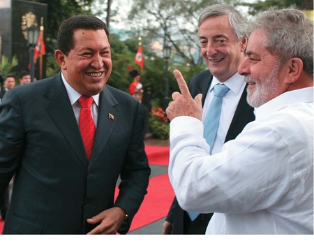 Hugo Chávez, Néstor Kirchner, secretario general de la Unasur, y Luiz Inácio Lula da Silva durante una cumbre del bloque, en la plaza Bolívar de Caracas, el 6 de agosto de 2010. Foto: HO, Presidencia de Venezuela, AFP Hugo Chávez, Néstor Kirchner, secretario general de la Unasur, y Luiz Inácio Lula da Silva durante una cumbre del bloque, en la plaza Bolívar de Caracas, el 6 de agosto de 2010. Foto: HO, Presidencia de Venezuela, AFP